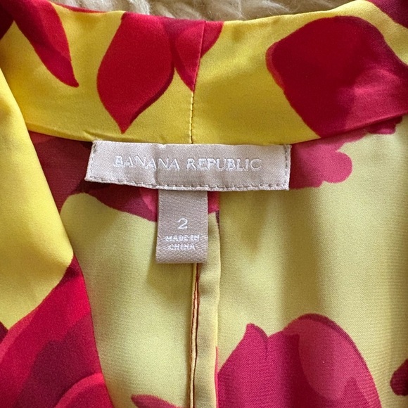 Banana Republic Yellow Red Floral Sleeveless Button Down No-Iron Blouse - Picture 3 of 3
